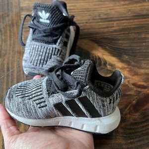 Adidas swift run sneaker (baby, Walker)